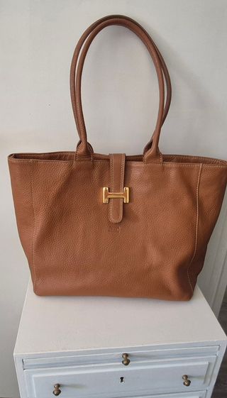 Bolso de piel marrón con monedero