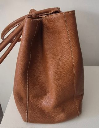Bolso de piel marrón con monedero
