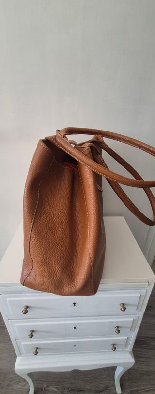 Bolso de piel marrón con monedero
