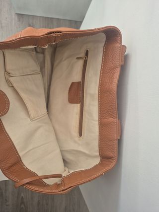 Bolso de piel marrón con monedero