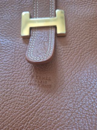 Bolso de piel marrón con monedero