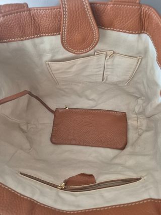 Bolso de piel marrón con monedero