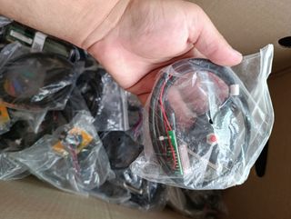 Lote de cables y piezas electrónicas