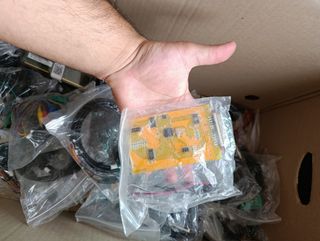 Lote de cables y piezas electrónicas