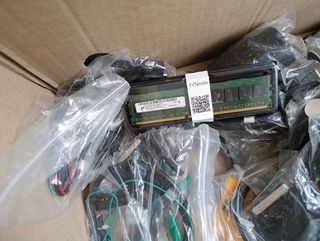 Lote de cables y piezas electrónicas