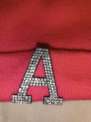 Cappello fucsia con lettera A strass