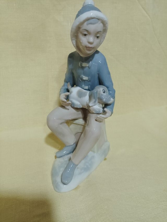 Niño con perrito de cerámica 22 cm.