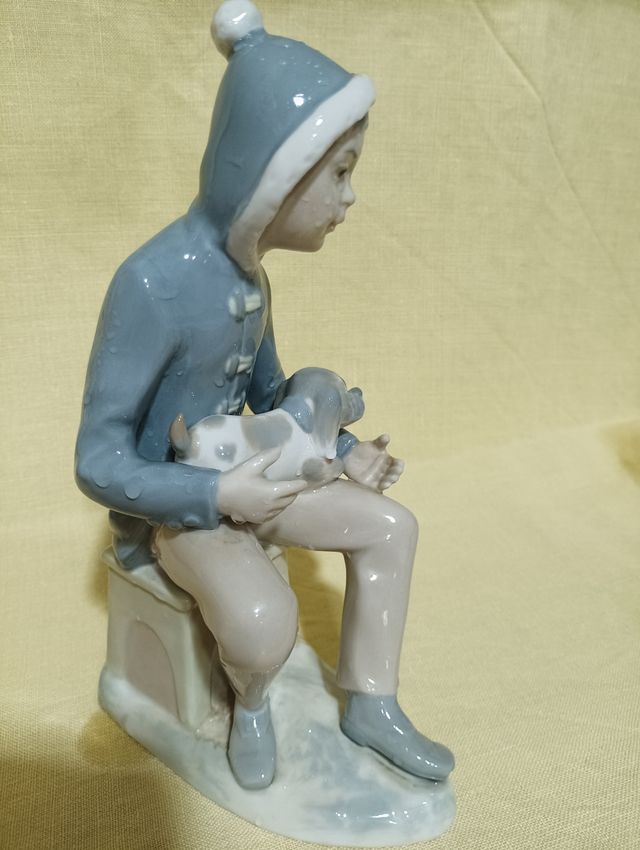Niño con perrito de cerámica 22 cm.
