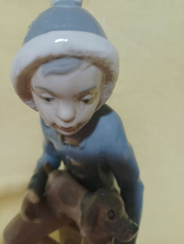 Niño con perrito de cerámica 22 cm.