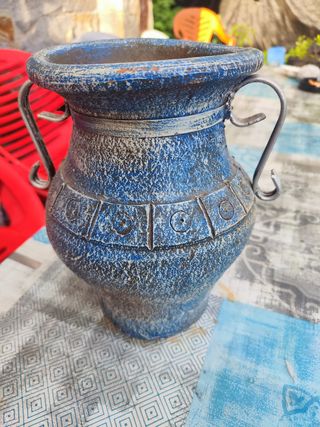 Maceta decorada azul y roja