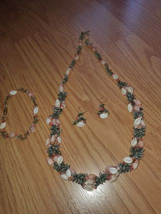 Conjunto collar y pendientes conchas