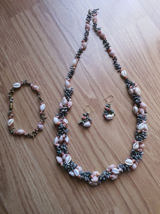 Conjunto collar y pendientes conchas