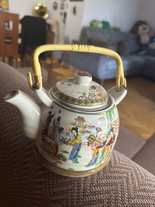 Tetera de porcelana china decorada