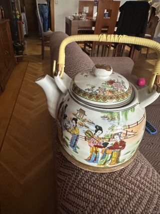 Tetera de porcelana china decorada