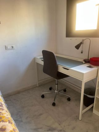 Escritorio blanco y silla despacho