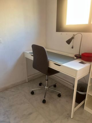 Escritorio blanco y silla despacho