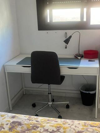Escritorio blanco y silla despacho