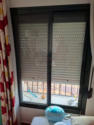 Ventana de aluminio verde