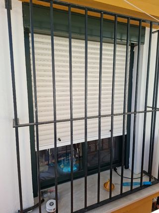 Ventana de aluminio verde