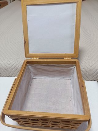 Costurero de madera y mimbre con encaje