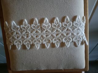 Costurero de madera y mimbre con encaje