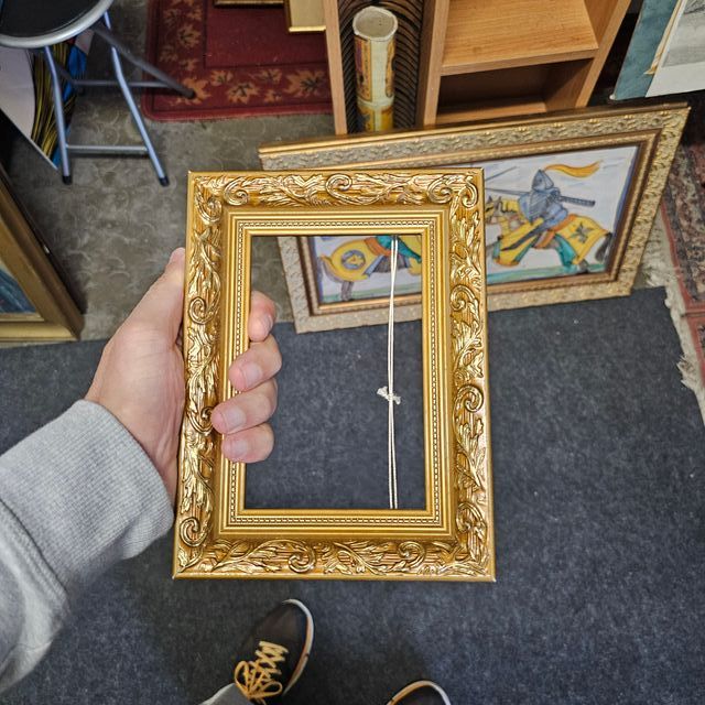 Cornice in legno color crema