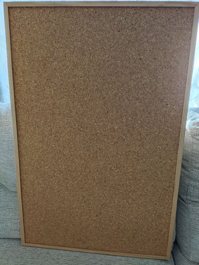 Tablero de corcho con marco de madera