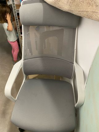 Silla de oficina ergonómica gris y blanca
