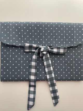 Funda portátil 13” lunares con lazo