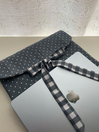 Funda portátil 13” lunares con lazo