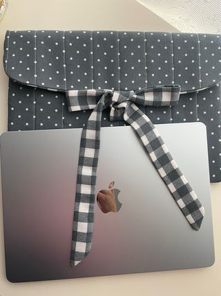 Funda portátil 13” lunares con lazo