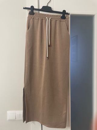 Falda tipo chándal camel talla única raja lateral