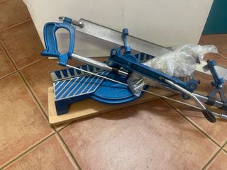 Sierra de ingletar manual azul