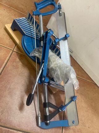 Sierra de ingletar manual azul