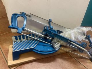 Sierra de ingletar manual azul