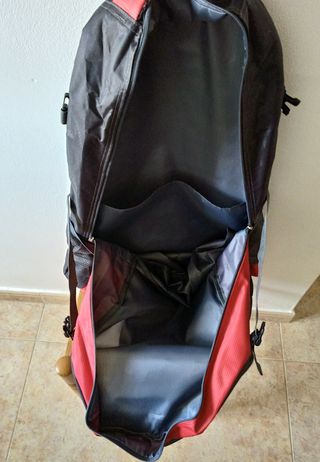 Mochila trekking roja 60L impermeable - NUEVA
