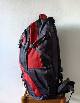 Mochila trekking roja 60L impermeable - NUEVA