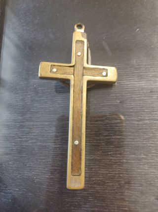 Crucifijo de metal y madera.