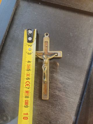 Crucifijo de metal y madera.