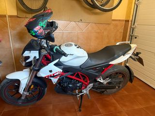 Moto blanca y roja Macbor como nueva