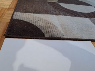 Alfombra geométrica beige y marrón