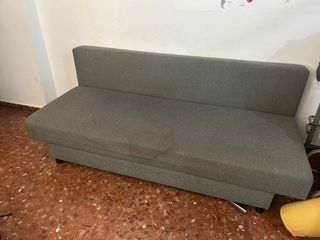 Sofá cama gris con almacenaje