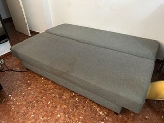 Sofá cama gris con almacenaje