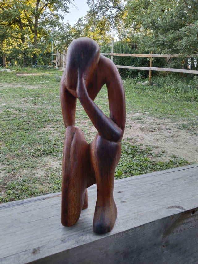 Figura madera noble étnica artesanal simbólica