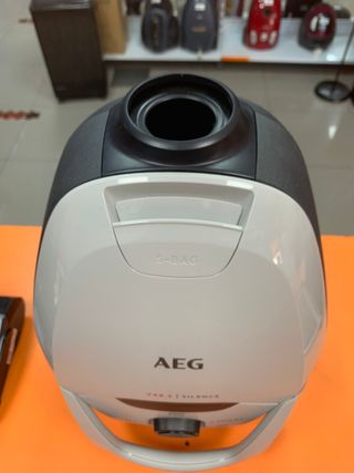 Aspiradora AEG VX8.2 con caja