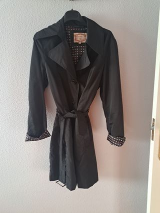 Gabardina negra con cinturón
