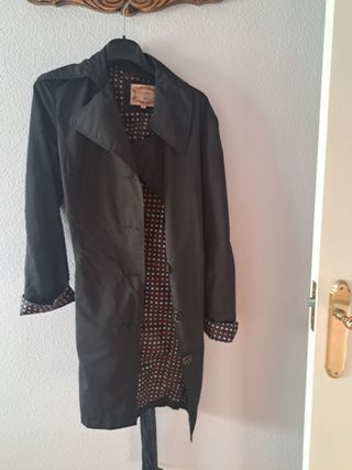 Gabardina negra con cinturón