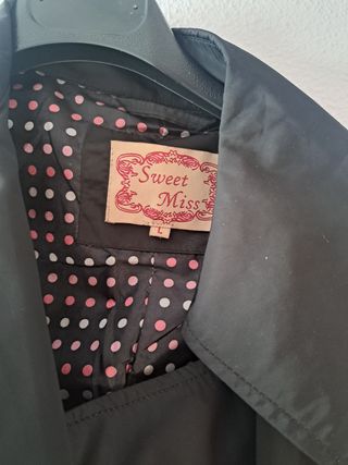 Gabardina negra con cinturón