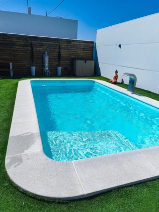Preciosa piscina familiar de poliéster