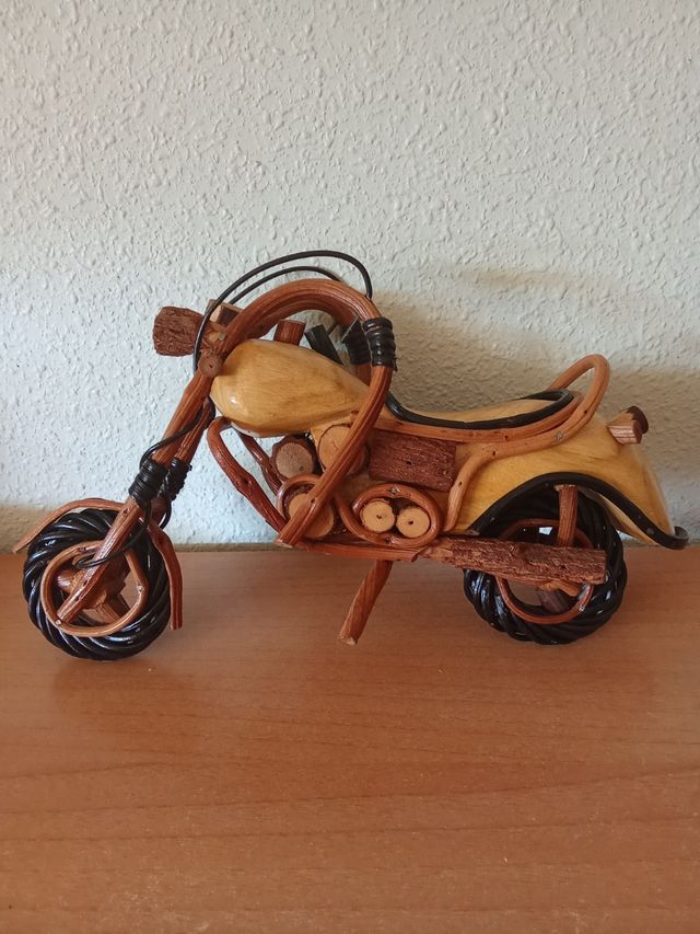 Maqueta de moto artesanal de madera